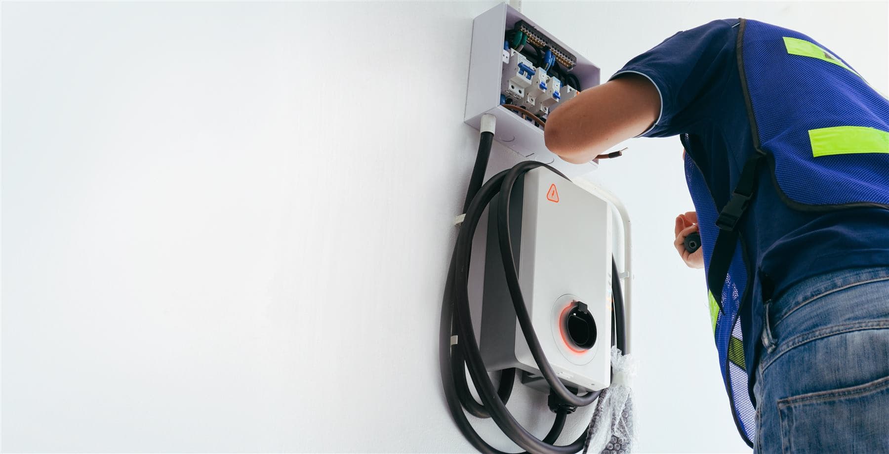 Técnico instalando um carregador BlueV
